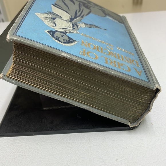 1912 Novel: A Girl of Distinction by Bessie Marchant - Picture 4 of 12